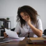 Seguro-desemprego no Brasil: Quem tem direito e como solicitar medium-shot-woman-working-as-economist