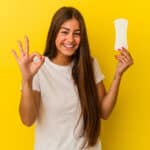 Absorvente Gratuito: Entenda Quem Tem Direito e Como Funciona o Programa cheerful and confident showing ok gesture.